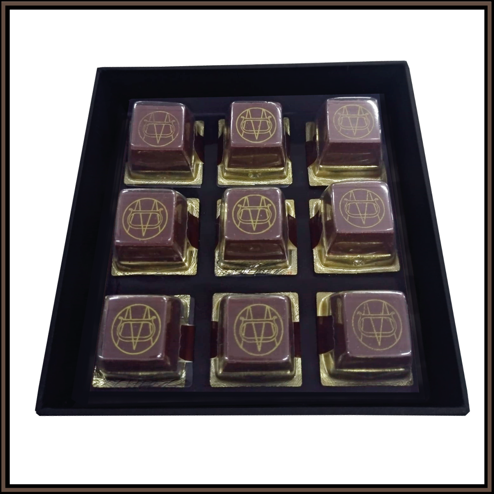 CAJA PERSONALIZADA CON CHOCOLATES PERSONALIZADOS